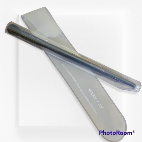 3/$20 Mary KAY Eye Blending Synthetic Brush - Picture 1 of 5
